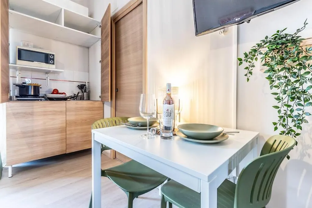 Apartment Dafne Rooms Un Soggiorno Energico E Pieno Di Vita Rome Italy